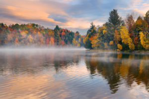 Herbstlicher Nebel über dem See