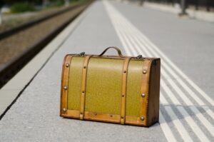 Ein Koffer steht einsam am Bahnsteig. Der Blogartikel "Ich hab noch einen Koffer in Berlin" beschreibt wie wichtig langjährige Beziehungen sind.
