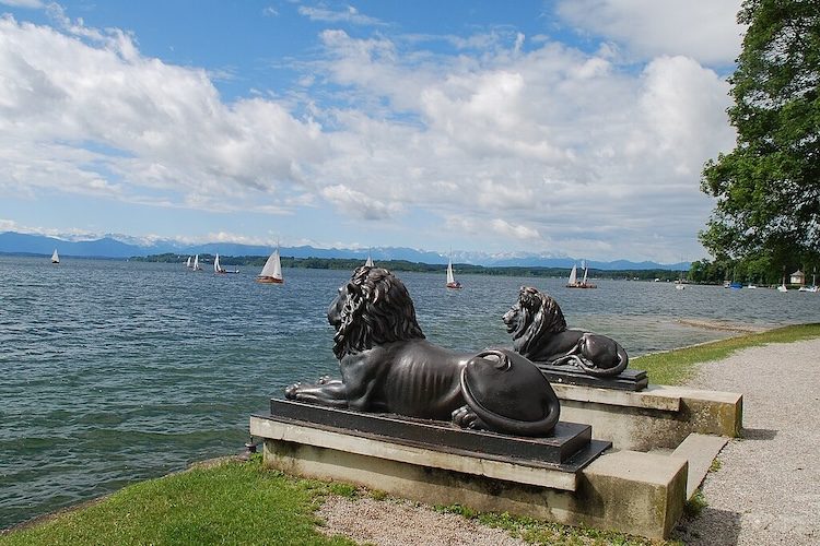 750px-Tutzing_-_Zwei_Löwen_am_Ufer_des_Starnberger_Sees
