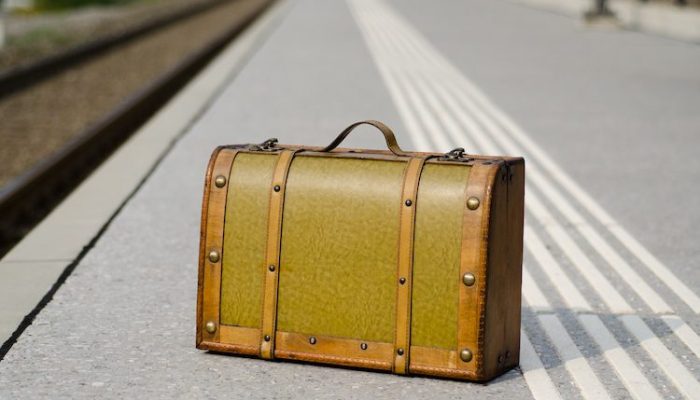 Ein Koffer steht einsam am Bahnsteig. Der Blogartikel "Ich hab noch einen Koffer in Berlin" beschreibt wie wichtig langjährige Beziehungen sind.