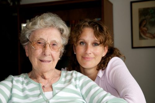 Portrait Seniorin mit Enkelin Portrait Seniorin mit Enkelin